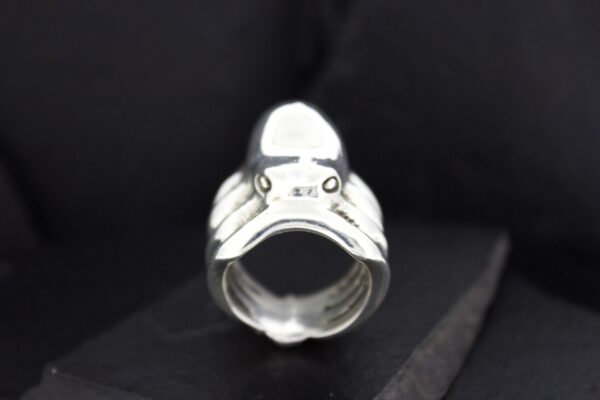 Silver ring shaped like a frog with detailed eyes and limbs.