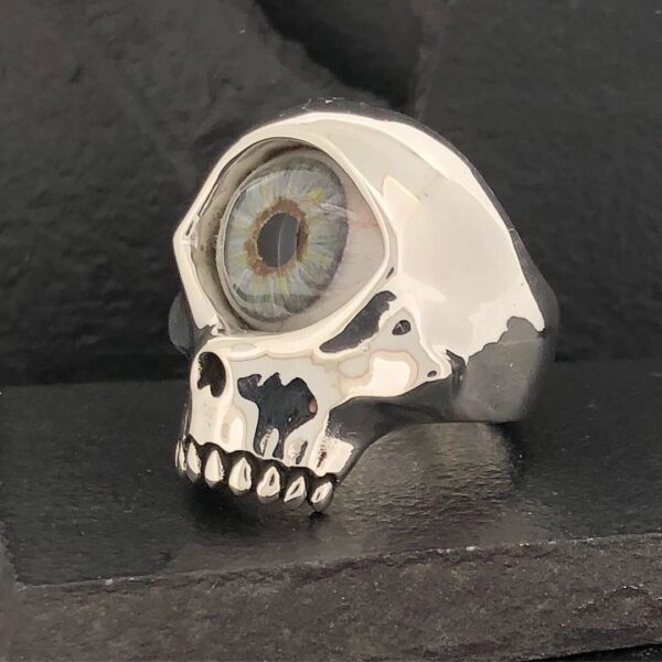 Skull-shaped ring with a detailed eye design on top.