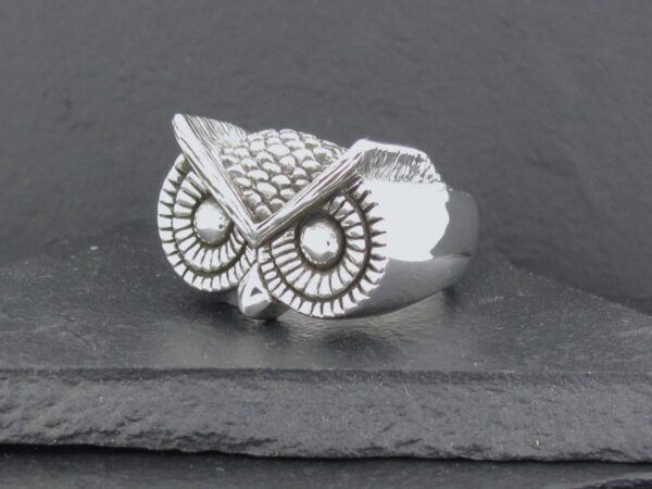 Silver owl-shaped ring with detailed eyes and feathers.