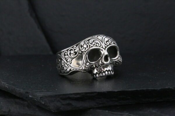 HAND ENGRAVED GUNSCROLL SKULL RING LARGE