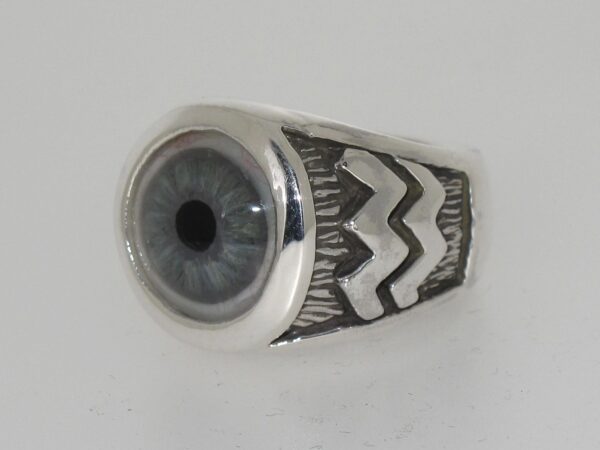 A ring with a realistic eye design and zigzag patterns.